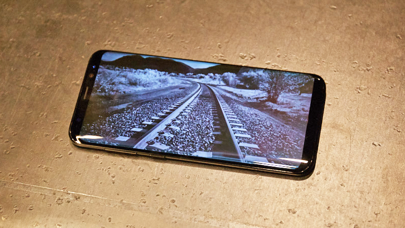 The Samsung Galaxy S8, in the OLED camp. (Image: Alex Cranz/Gizmodo)